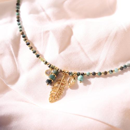 قلادة مزينة بالأحجار الطبيعية