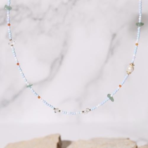 قلادة مزينة بالأحجار الطبيعية وحبات اللؤلؤ الطبيعي