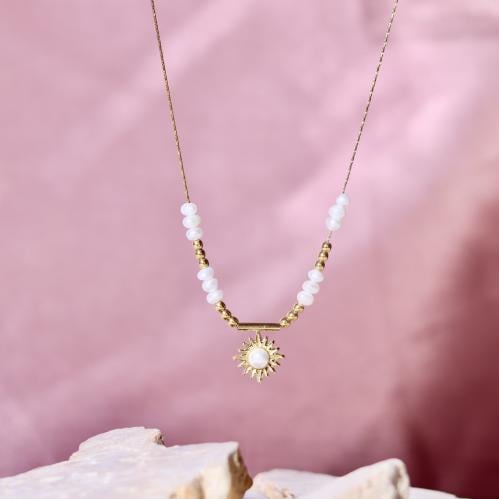 سلسلة ذهبية مزينة بحبات اللؤلؤ الطبيعي بتعليقة شكل...