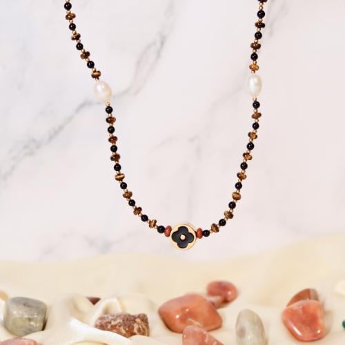 قلادة مزينة بأحجار طبيعية وحبات اللؤلؤ الطبيعي بتع...