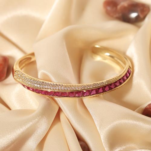 سوار مطلي بالذهب مزين بكريستال متوهج