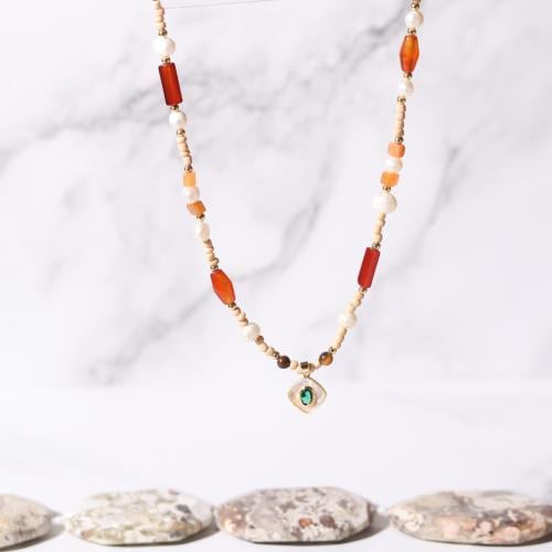 قلادة مزينة بالأحجار الطبيعية واللؤلؤ بتعليقة صدف...