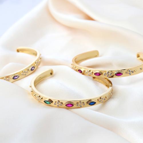 سوار مطلي بالذهب مزين بالكريستال المتوهج