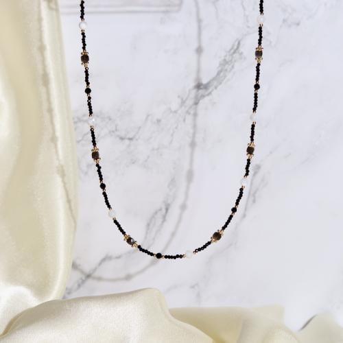 قلادة مزينة بالخرز وحبات اللؤلؤ الطبيعي لون اسود