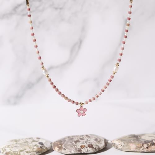 قلادة مزينة بالصدف الوردي وحبات اللؤلؤ الطبيعي بتع...