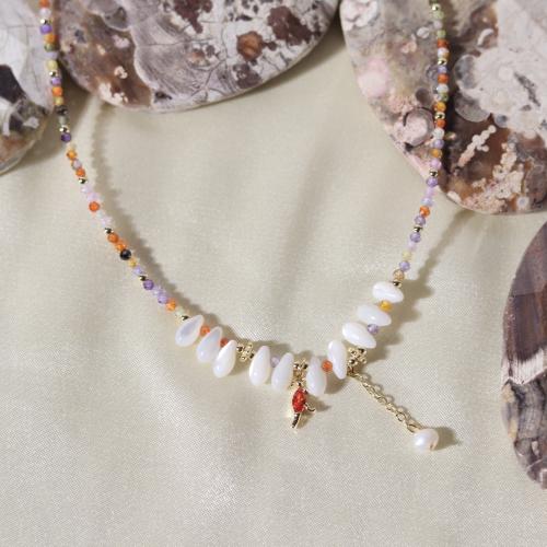 قلادة مزينة بالأحجار الطبيعية والصدف بتعليقة لؤلؤ...