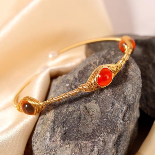 سوار مطلي بالذهب ومزين بالحجر الطبيعي بتصميم فريد...