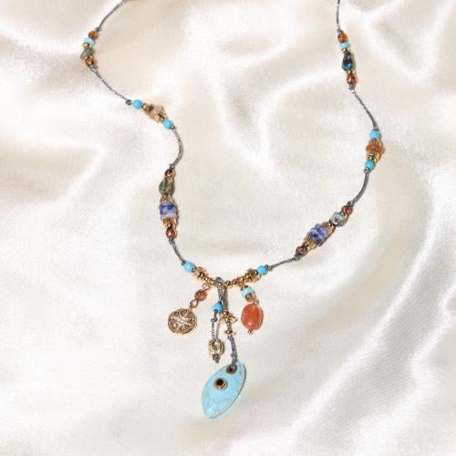 قلادة مزينة بالخرز والأحجار الطبيعية بتعليقة شكل ن...