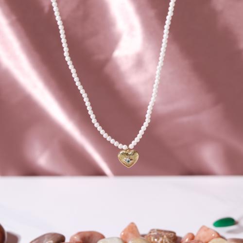 قلادة بحبات اللؤلؤ المزروع بتعليقة شكل قلب بكريستا...