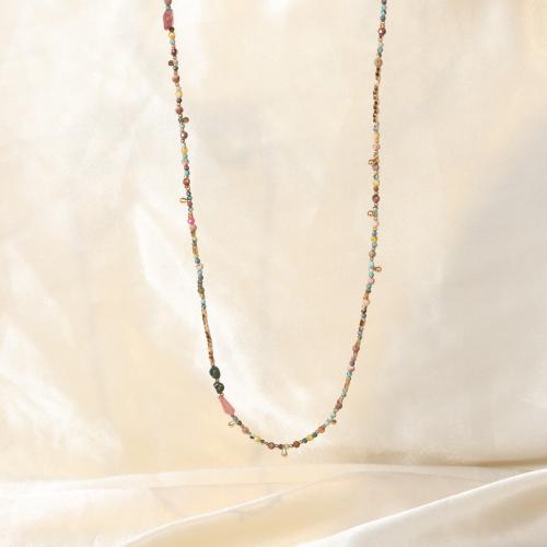 قلادة طويلة مزينة بالأحجار الطبيعية والهيميتايد