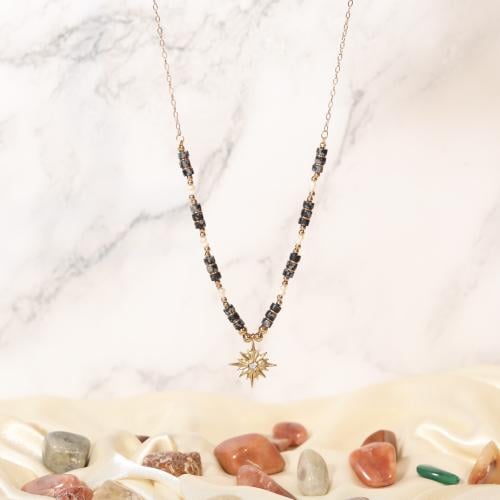 سلسلة مطلية بالذهب مزينة بأحجار طبيعية بتعليقة مطل...