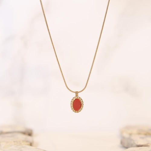 قلادة مطلية بالذهب بتعليقة جذابة