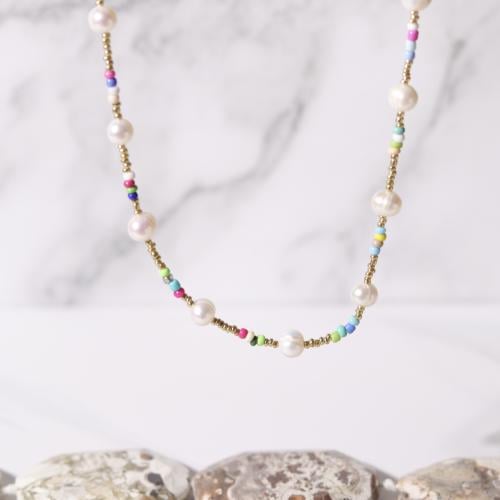 قلادة مزينة بالخرز وحبات اللؤلؤ المزروع