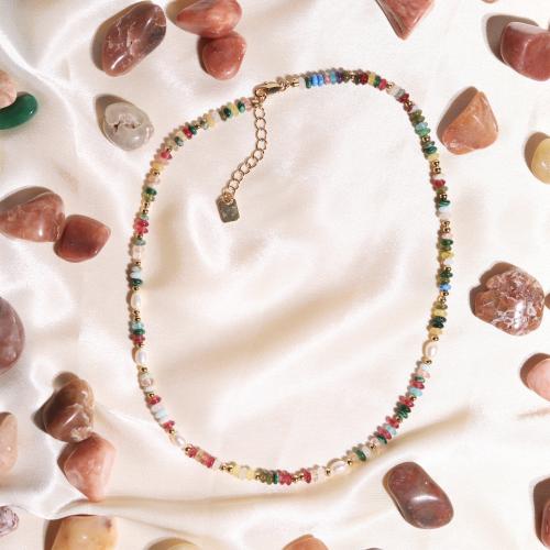 قلادة مزينة بالأحجار الطبيعية وحبات اللؤلؤ الطبيعي