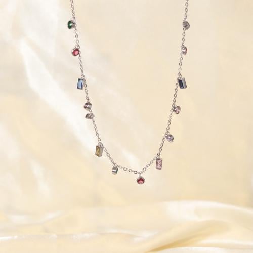 سلسلة مطلية بالذهب مزينة بكريستالات متوهجة ملونة