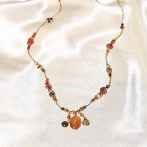 قلادة مصنوعة من الخيط مزينة بأحجار طبيعية بتعليقة...