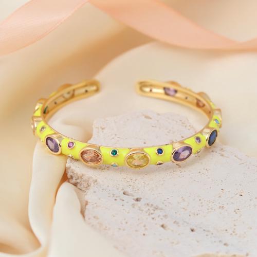 اسوار مطلي بالذهب مزين بالكريستال المتوهج