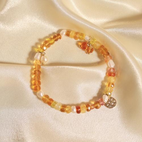 سوار من الأحجار الطبيعية مزين بحبات اللؤلؤ الطبيعي...