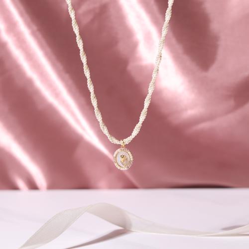 قلادة مزينة بحبات اللؤلؤ المزروع بتعليقة مطلية بال...