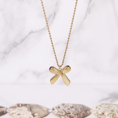 سلسلة مطلية بالذهب بتعليقة شكل فيونكة