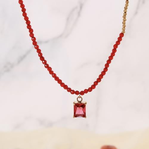 قلادة مزينة بأحجار طبيعية بتعليقة مطلية بالذهب وكر...