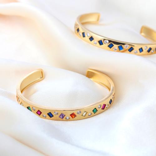 سوار مطلي بالذهب مزين بالكريستال المتوهج