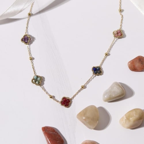 سلسلة ذهبية مزينة بأحجار طبيعية