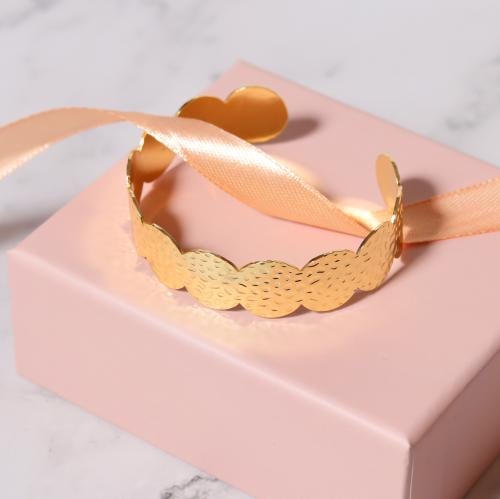 سوار مطلي بالذهب شكل عريض