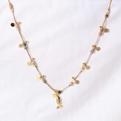قلادة مصنوعة من الخيط مزينة بأحجار طبيعية بتعليقة...