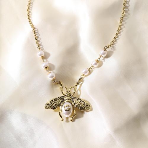 سلسلة مطلية بالذهب مزينة بحبات اللؤلؤ الطبيعي بتعل...