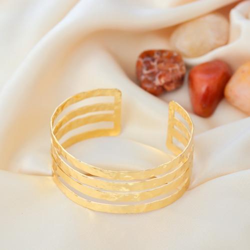 سوار مطلي بالذهب بتصميم فريد