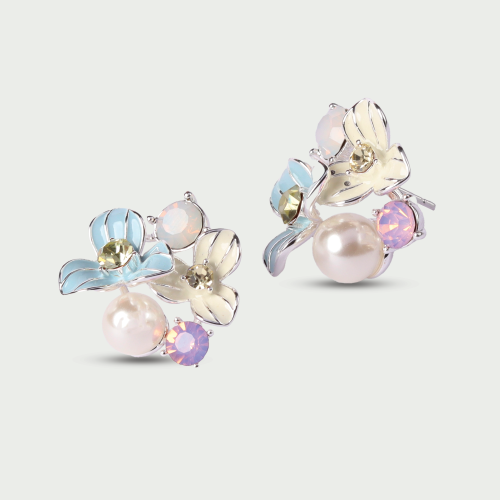 حلق مطلي بالذهب بتصميم زهرة مزين باللؤلؤ المزروع