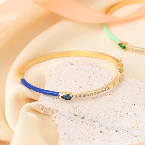 سوار مطلي بالذهب مزين بكريستال شكل دمعة