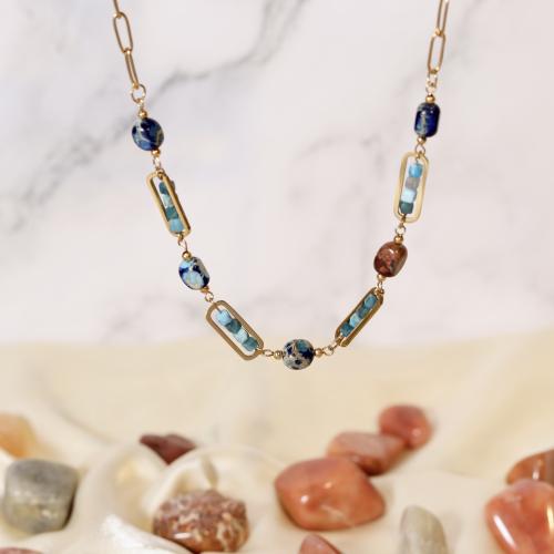 سلسلة مطلية بالذهب مزينة بأحجار طبيعية