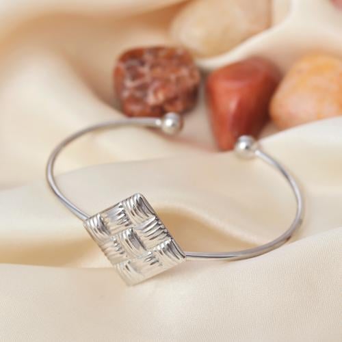 سوار مطلي بالذهب بتصميم ناعم