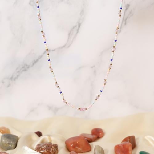 قلادة مزينة بالخرز والأحجار الطبيعية