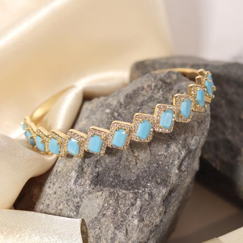 سوار مطلي بالذهب مزين بأحجار طبيعية و كريستال متوه...