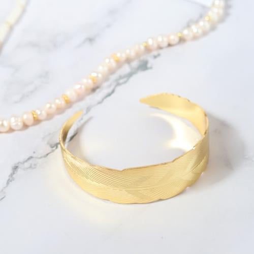 سوار مطلي بالذهب شكل ريشة