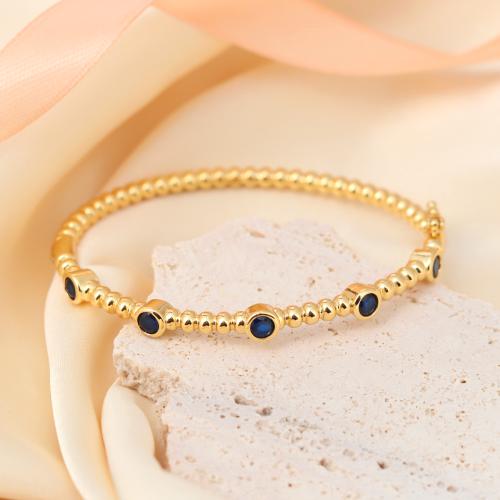 سوار مطلي بالذهب بتصميم فريد مزين بالكريستالات الم...