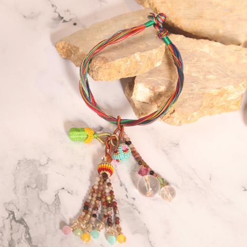 سوار من الخيط الملون مزين بتعليقة من الاشكال المتع...