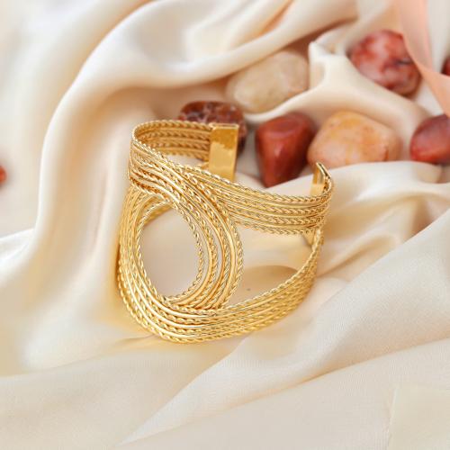 سوار مطلي بالذهب بتصميم فريد متداخل