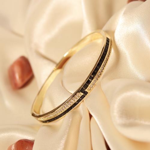 سوار مطلي بالذهب مزين بكريستال متوهج