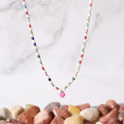 قلادة مزينة بالاحجار الطبيعية الملونة وحبات اللؤلؤ...