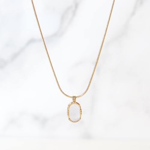 قلادة مطلية بالذهب بتعليقة مزينة بالصدف الطبيعي في...
