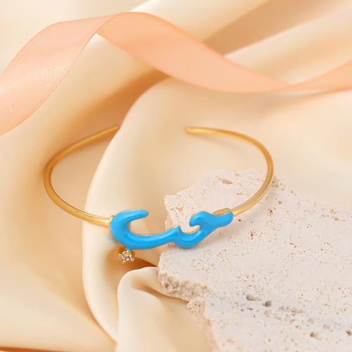 سوار مطلي بالذهب بكلمة (حب)