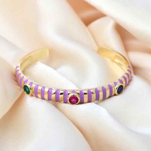 سوار مطلي بالذهب مزين بالكريستال المتوهج الملون