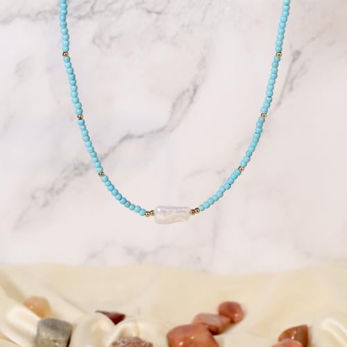 قلادة مزينة بالخشب الطبيعي ملون بتعليقة من الصدف ا...