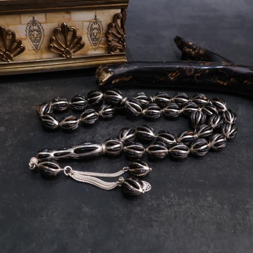 تحفة من الفضة والمرجان الأسود