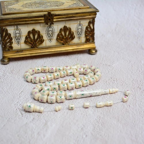 قطعة فاخرة من الفيل مطعم بالزمرد و الياقوت