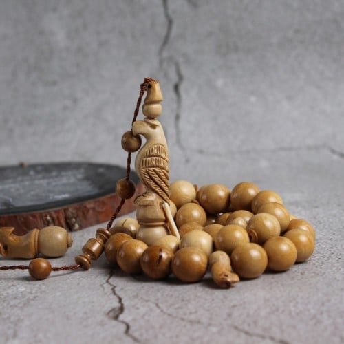 سبحة ناب ماموث شاهد منقوش نسر